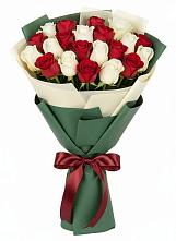 Букет Микс из красных и белых роз в Екатериноградской