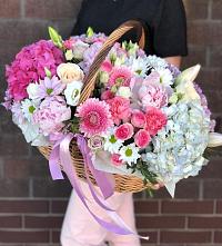 Цветочная композиция из Розы, Хризантемы, Пионы и Лизиантусы в корзине в Екатериноградской