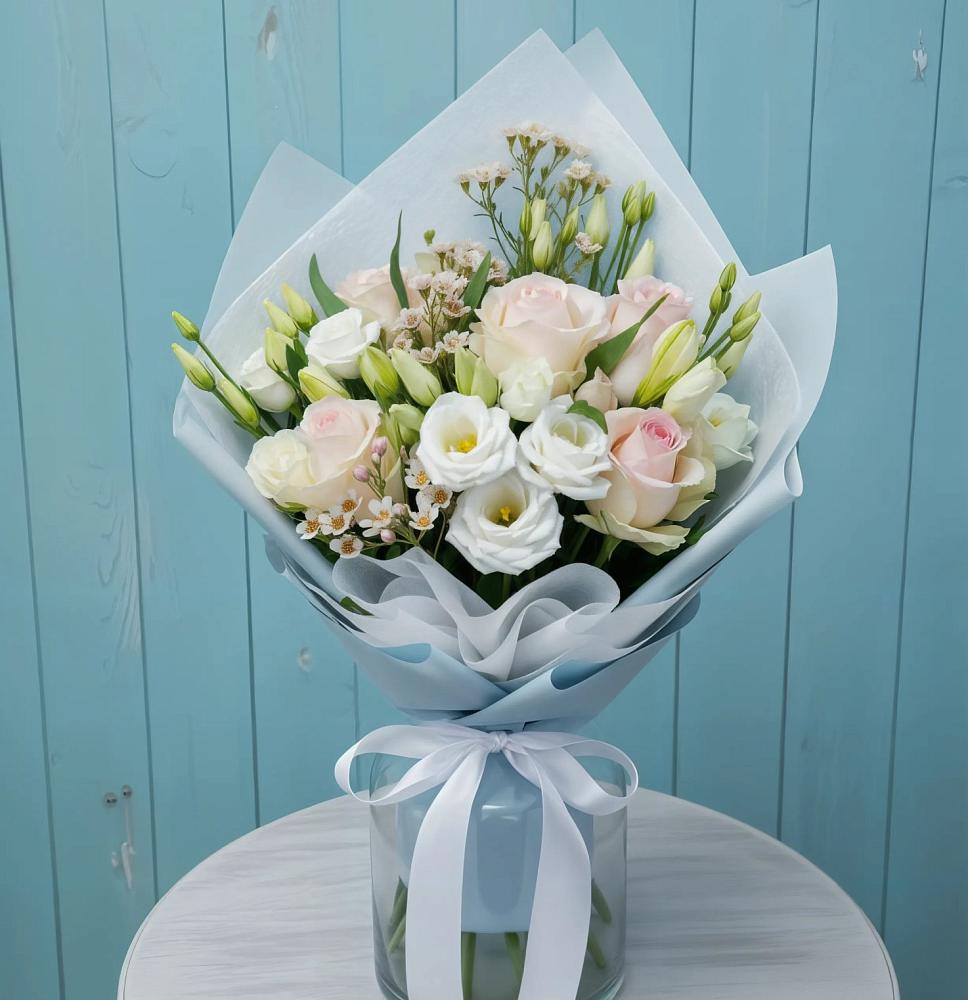 Букет цветов из: Розы и Лизиантусы в Екатериноградской