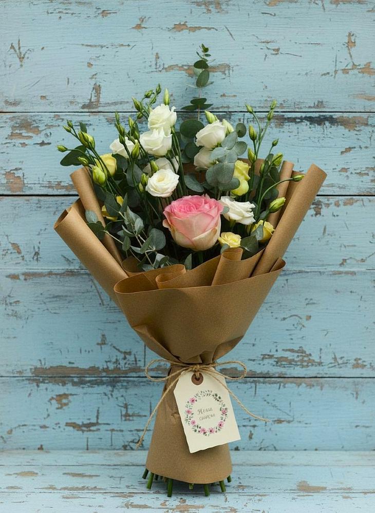 Букет цветов из: Розы и Лизиантусы в Екатериноградской