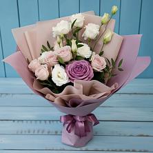 Букет цветов из:  Розы и Лизиантусы в Екатериноградской