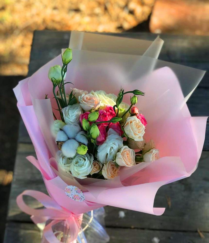 Букет цветов из: Розы и Лизиантусы в Екатериноградской