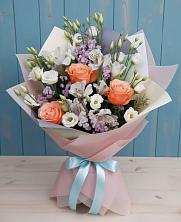 Букет цветов из:  Лизиантусы, Розы, Альстромерии и Гипсофила в Екатериноградской