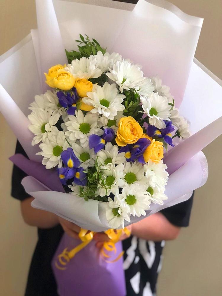 Букет цветов из: Ирисы, Хризантемы и Розы в Екатериноградской