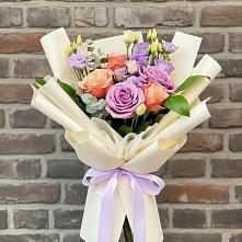 Букет цветов из:  Лизиантусы и Розы в Екатериноградской
