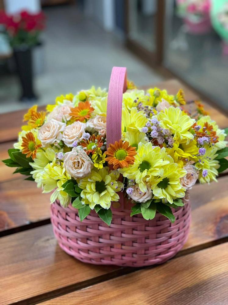 Цветочная композиция из Хризантемы и Розы в корзине в Екатериноградской