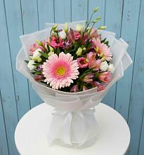 Букет цветов из:  Герберы, Альстромерии и Лизиантусы в Екатериноградской