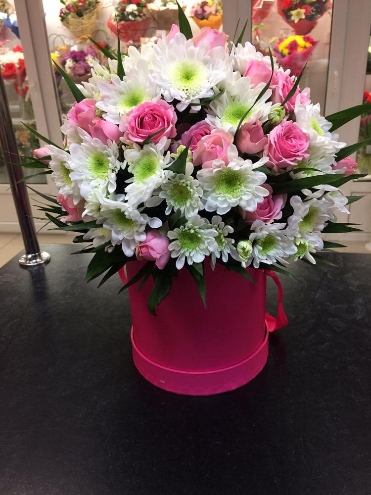 Цветочная композиция из Розы и Хризантемы в шляпной коробке в Екатериноградской