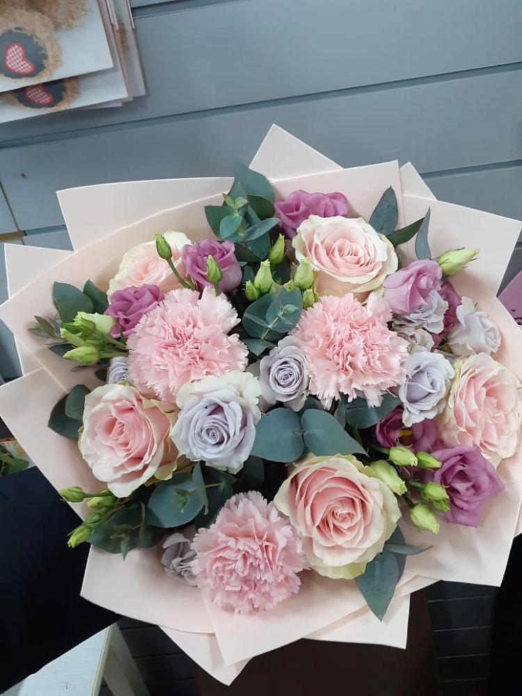 Букет цветов из: Розы, Гвоздики и Лизиантусы в Екатериноградской