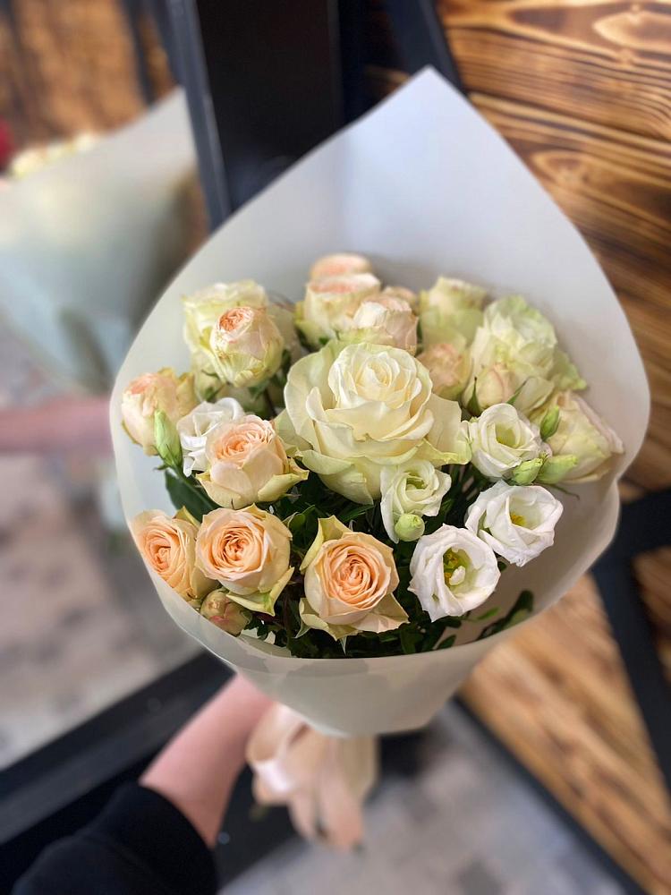 Букет цветов из: Розы и Лизиантусы в Екатериноградской