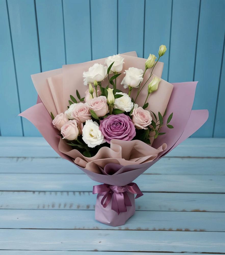 Букет цветов из: Розы и Лизиантусы в Екатериноградской